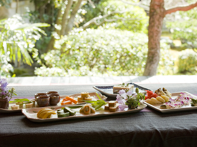 五色に彩られた華やかな京懐石普茶料理に舌鼓